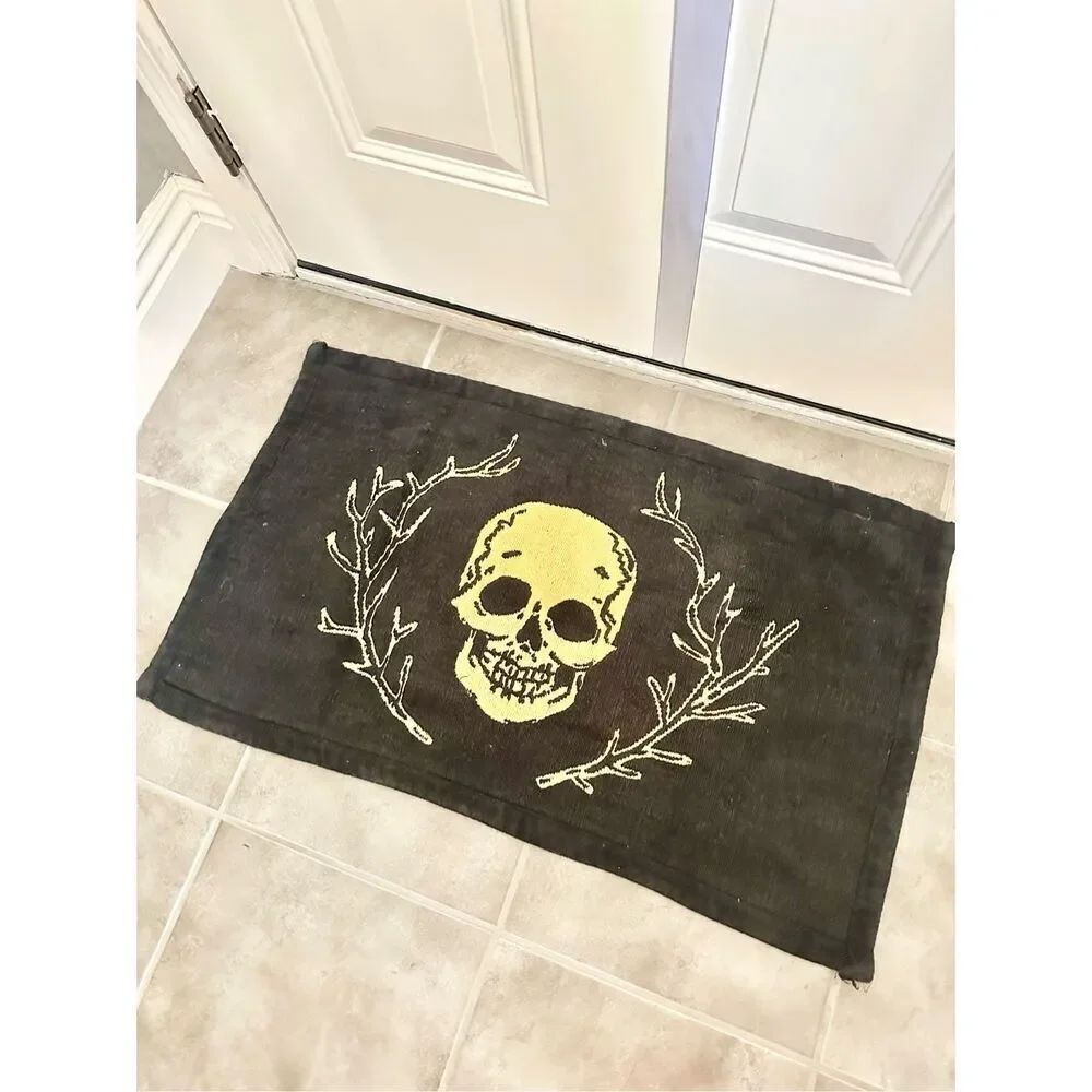 Halloween black a gold skull rug